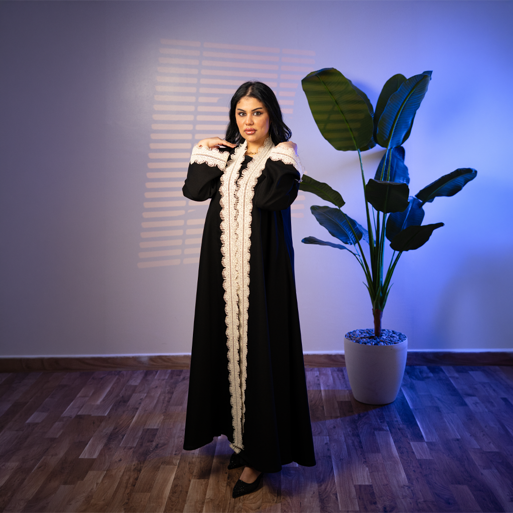 عباية لينا أتراكتيف (Linnaa Attractive) — عباية سوداء مفتوحة بحواف دانتيل فاخرة