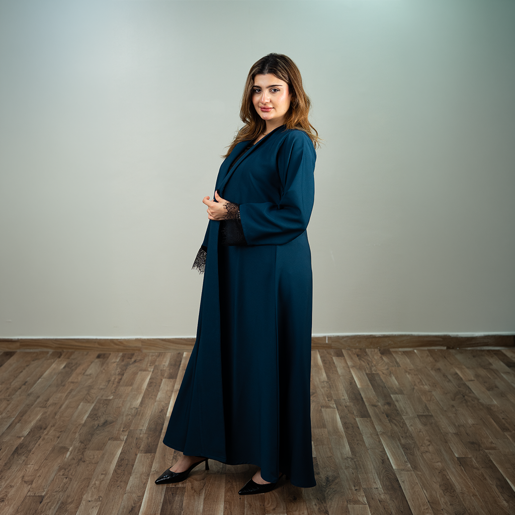 عباية لينا جلو (Linnaa Glow) — عباية بلون أزرق بترولي فاخر ولمسة دانتيل أسود عند الأكمام