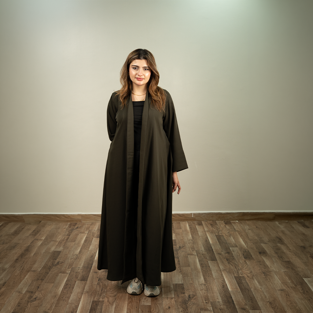 عباية لينا بلوم (Linnaa Bloom) — عباية مفتوحة بلون زيتوني غامق وأكمام واسعة انسيابية