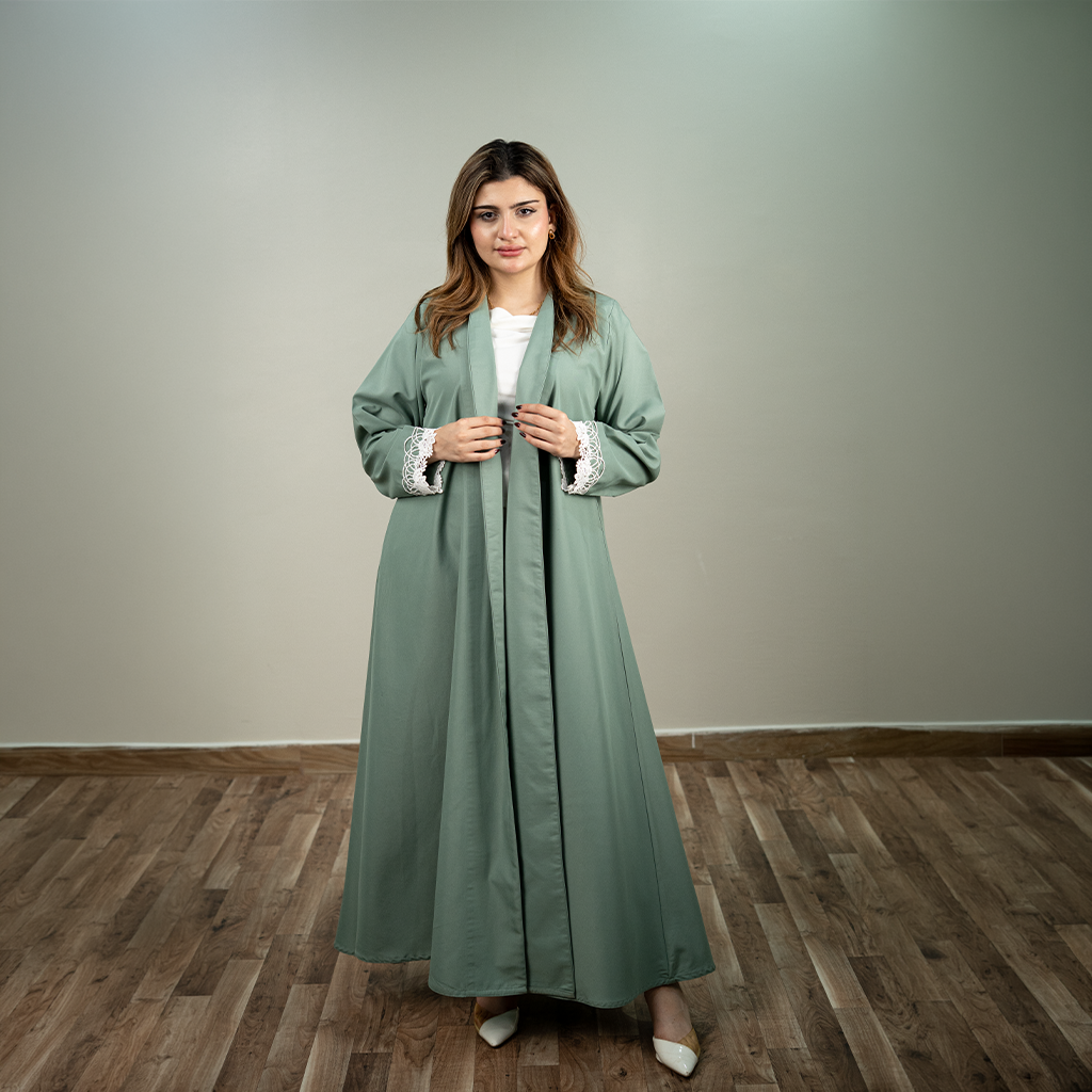 عباية لينا جريس (Linnaa Grace) — عباية سيج أخضر ناعم بأكمام دانتيل أنيقة
