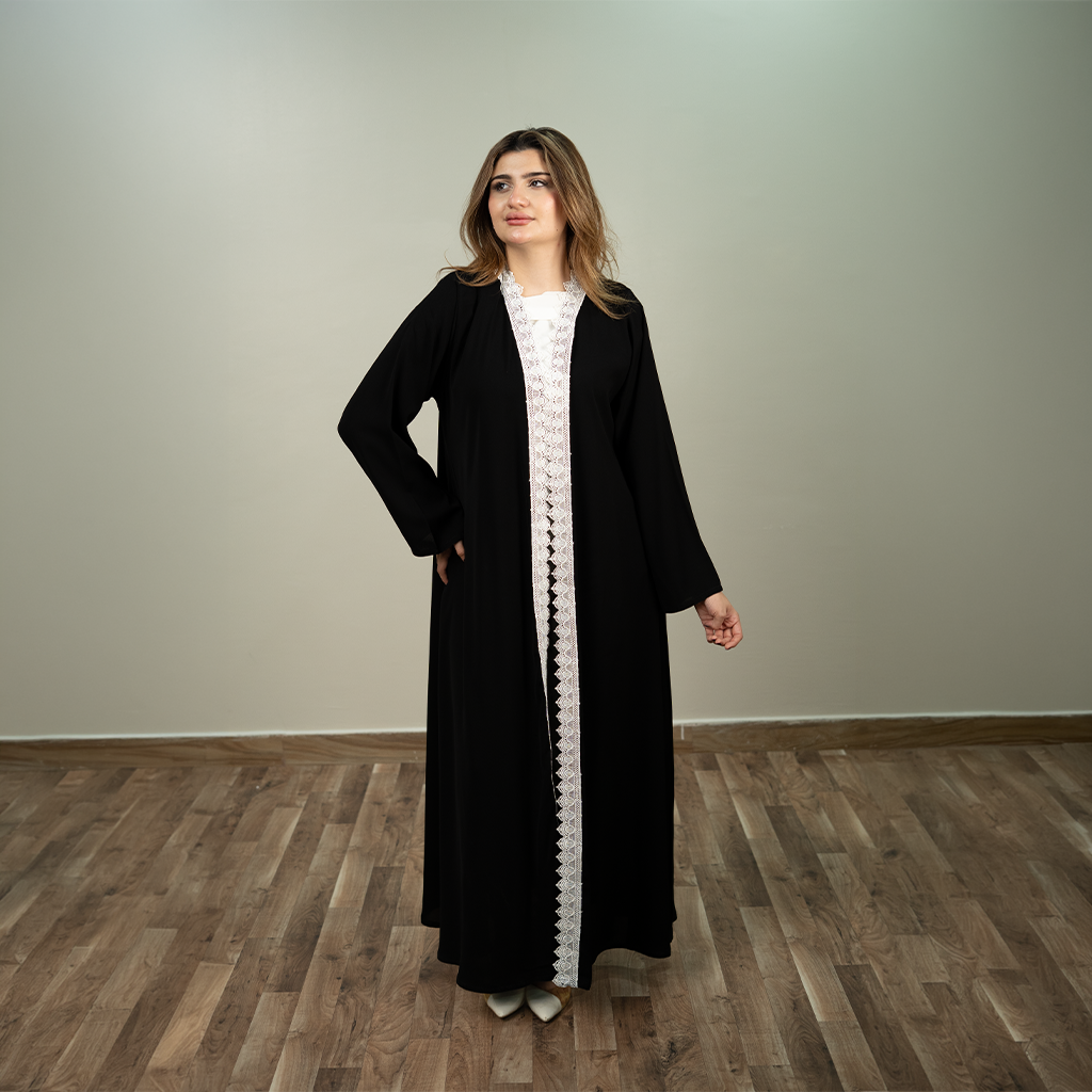 عباية لينا دريم (Linnaa Dream) — عباية سوداء بحافة دانتيل ولمسة فيونكة رومانسية